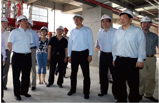 2012年6月8日，尹弘同志到建设工地检查工程进展