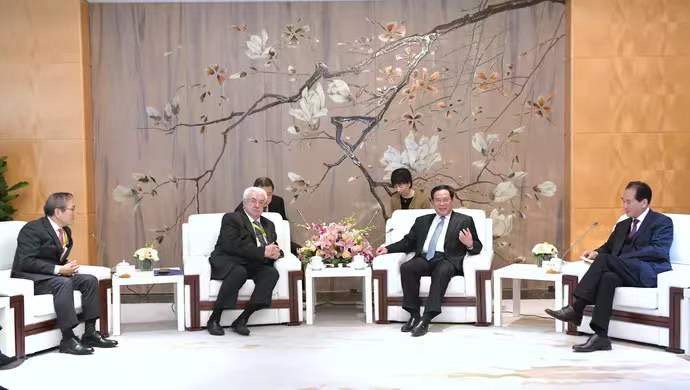2019年11月18日，在中国金融信息中心会见境外媒体机构负责人代表